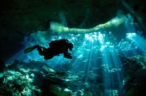 Cenote  DOS - OJOS    Eingang des Höhlensystems